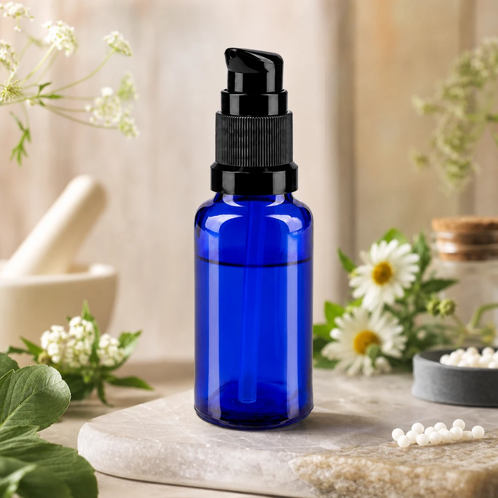 Blauw glazen flesje van 20 ml met zwarte doseerkop voor etherische oliën en natuurlijke cosmetica