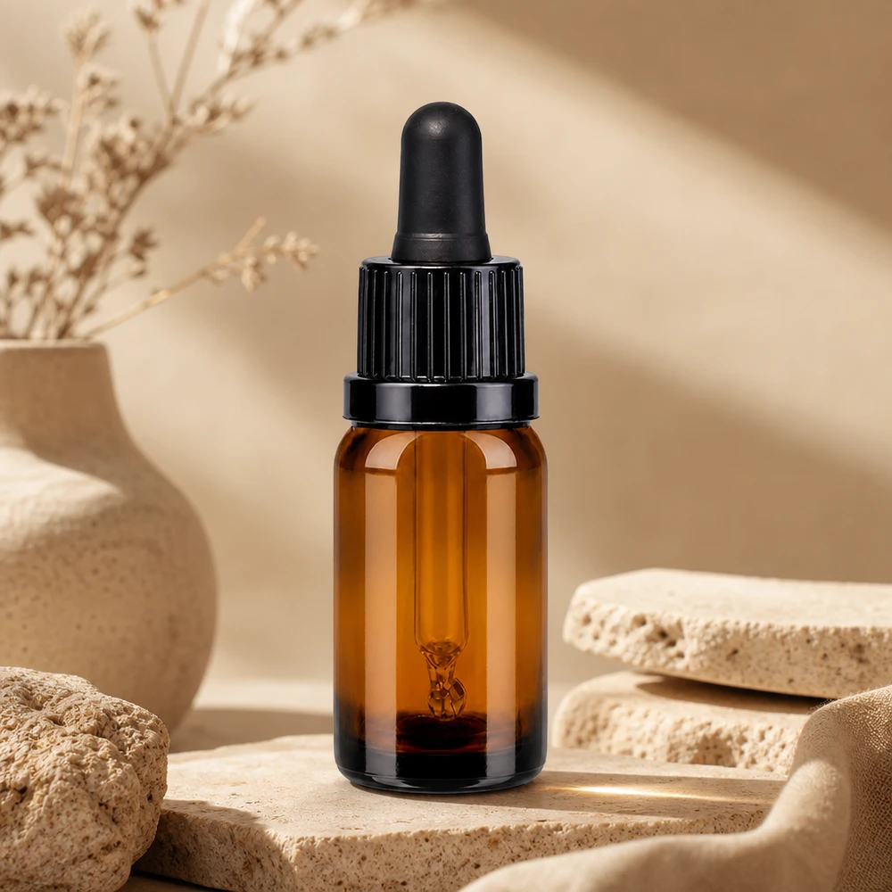 Compacte pipetfles van 10 ml in elegant amberkleurig glas met zwarte dop voor professioneel gebruik