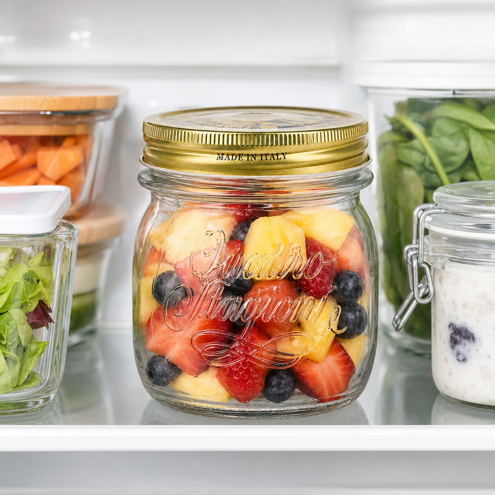 250ml ronde pot Quattro Stagioni met gouden deksel gevuld met fruitsalade in de koelkast Made in Italy