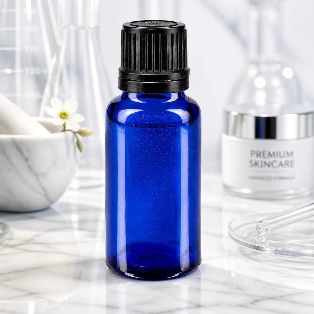 Blauwe glazen flessen 20ml met wit druppelsluiting 1mm VR Blauwe farmaceutische glazen fles van 20 ml met zwarte originaliteitssluiting naast Premium Skincare-crème