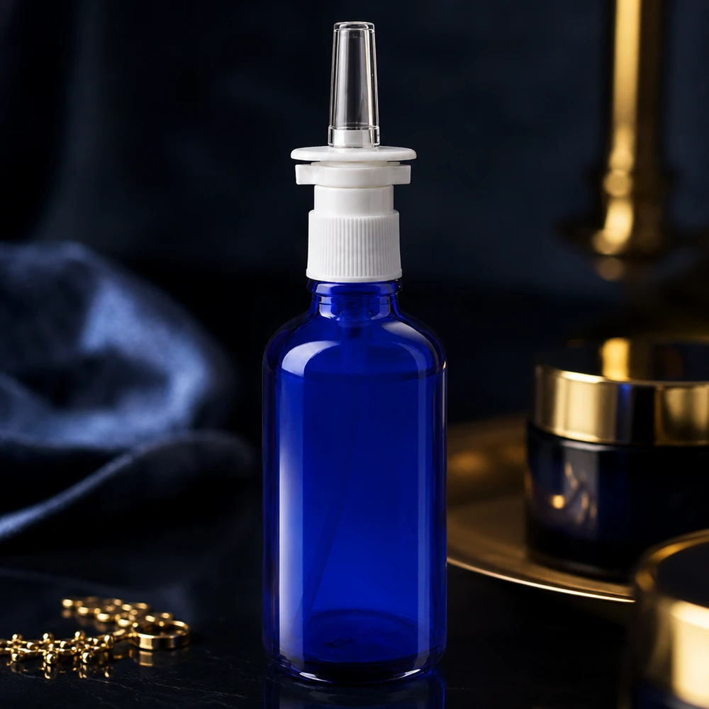 Blauwe glazen flessen 50ml met neusverstuiver Blauw ApoGlas-flesje van 50 ml met een witte neusspraypomp en een doorzichtige kunststof spuitmond