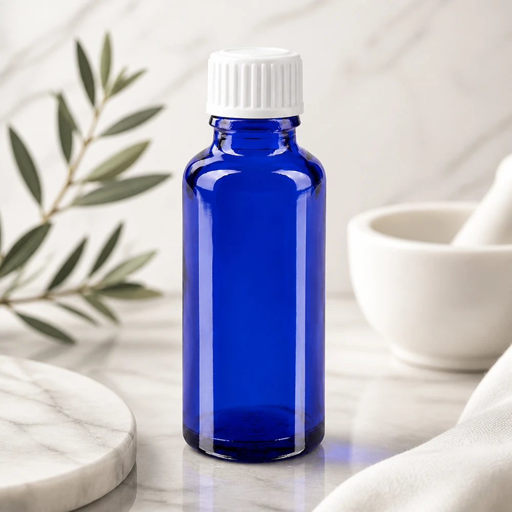 Blauwe glazen flessen 30ml met wit schroefsluiting globuli uitgietring St Blauw farmaceutisch flesje van 30 ml, gemaakt van apothekersglas, met een witte veiligheidsdop en een takje eucalyptus