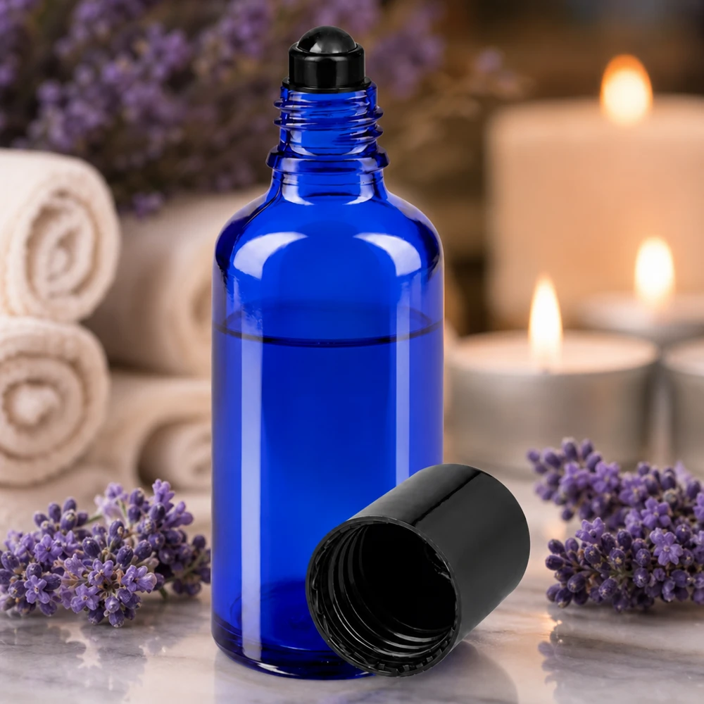 Kobaltblauw apothekersflesje van 50 ml met zwarte roll-on-dop en een aan de zijkant geplaatste dop