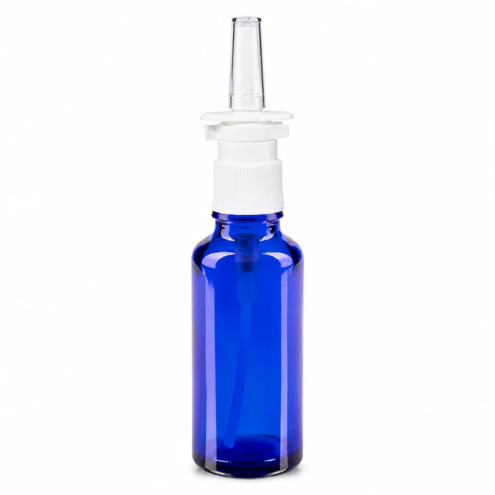 Kleine blauwe neussprayfles van 30 ml, apothekersglas met witte doseerdop voor neusspray