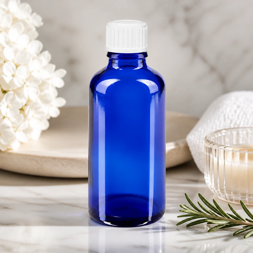 Kleine blauwe glazen fles van 50 ml voor aromatherapie en natuurlijke cosmetica, apothekersglas