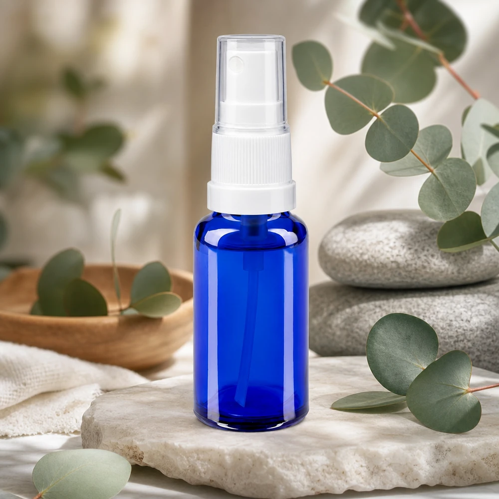 Hoogwaardig blauw minisproeiflesje van 20 ml, gemaakt van UV-bestendig glas met een witte fijne verstuiver, ApoGlas