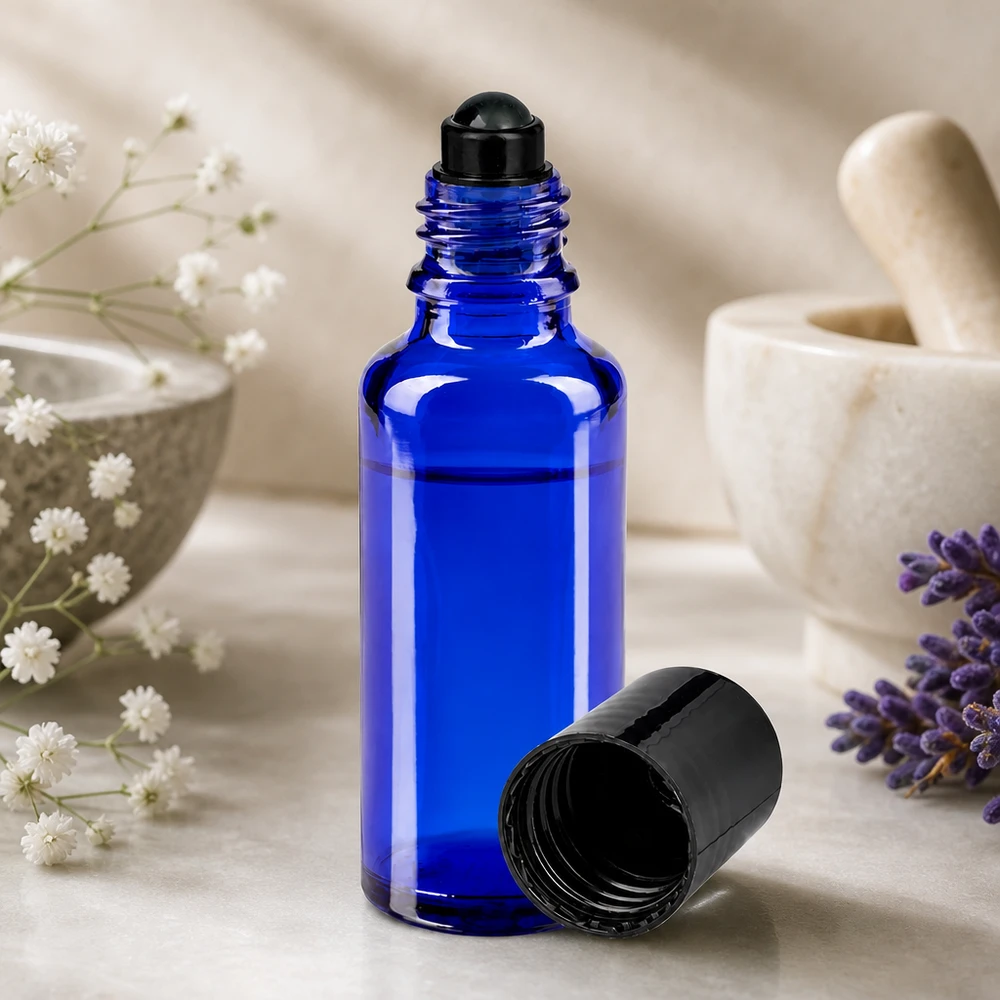 Glas deostick fles blauw 30ml, lege deo roller (Roll On) Blauw rollerflesje van 30 ml van apothekersglas met geopende schroefdop in een natuurlijke omgeving