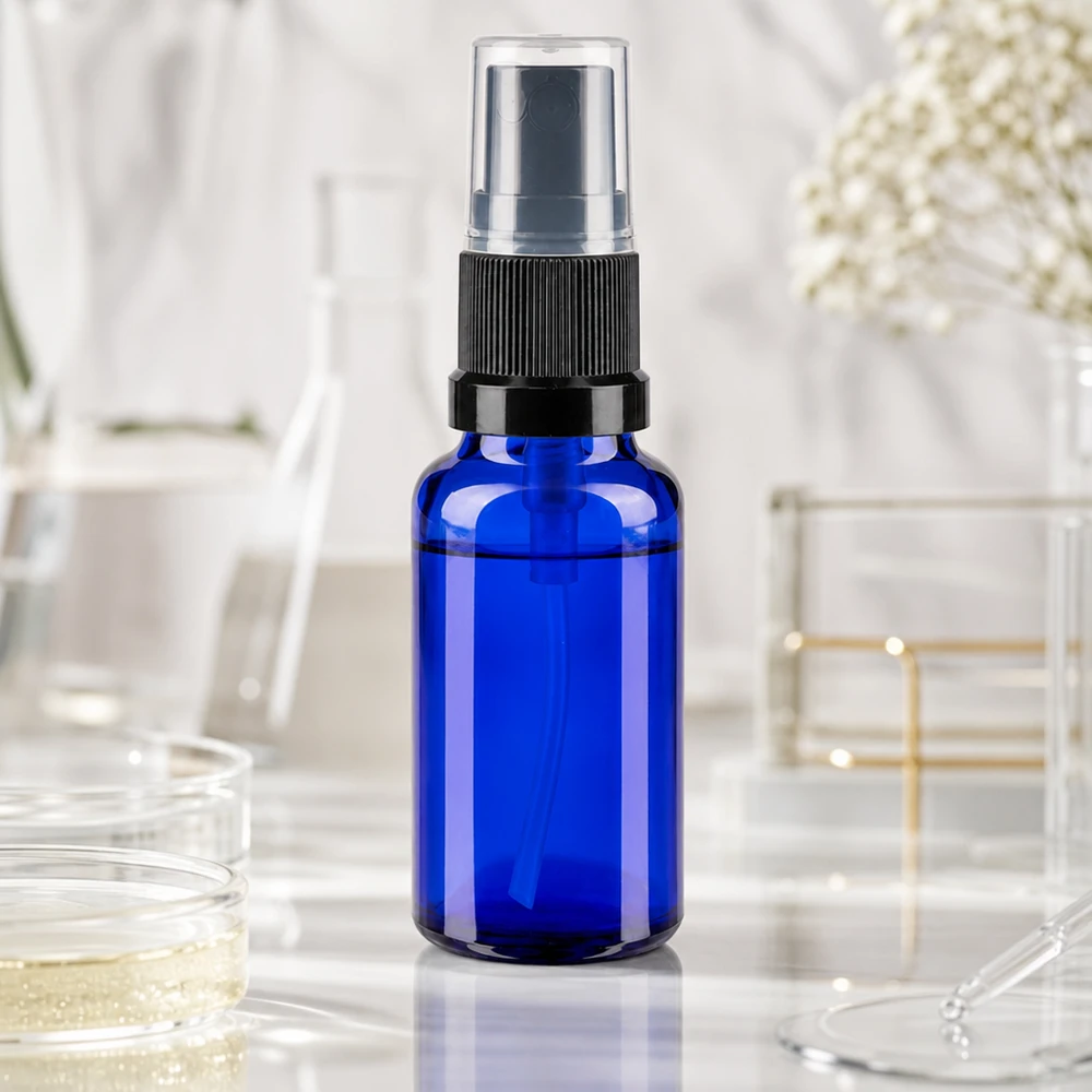 Kleine blauwe glazen flesje van 20 ml met fijne verstuiver voor parfum en gezichtslotion