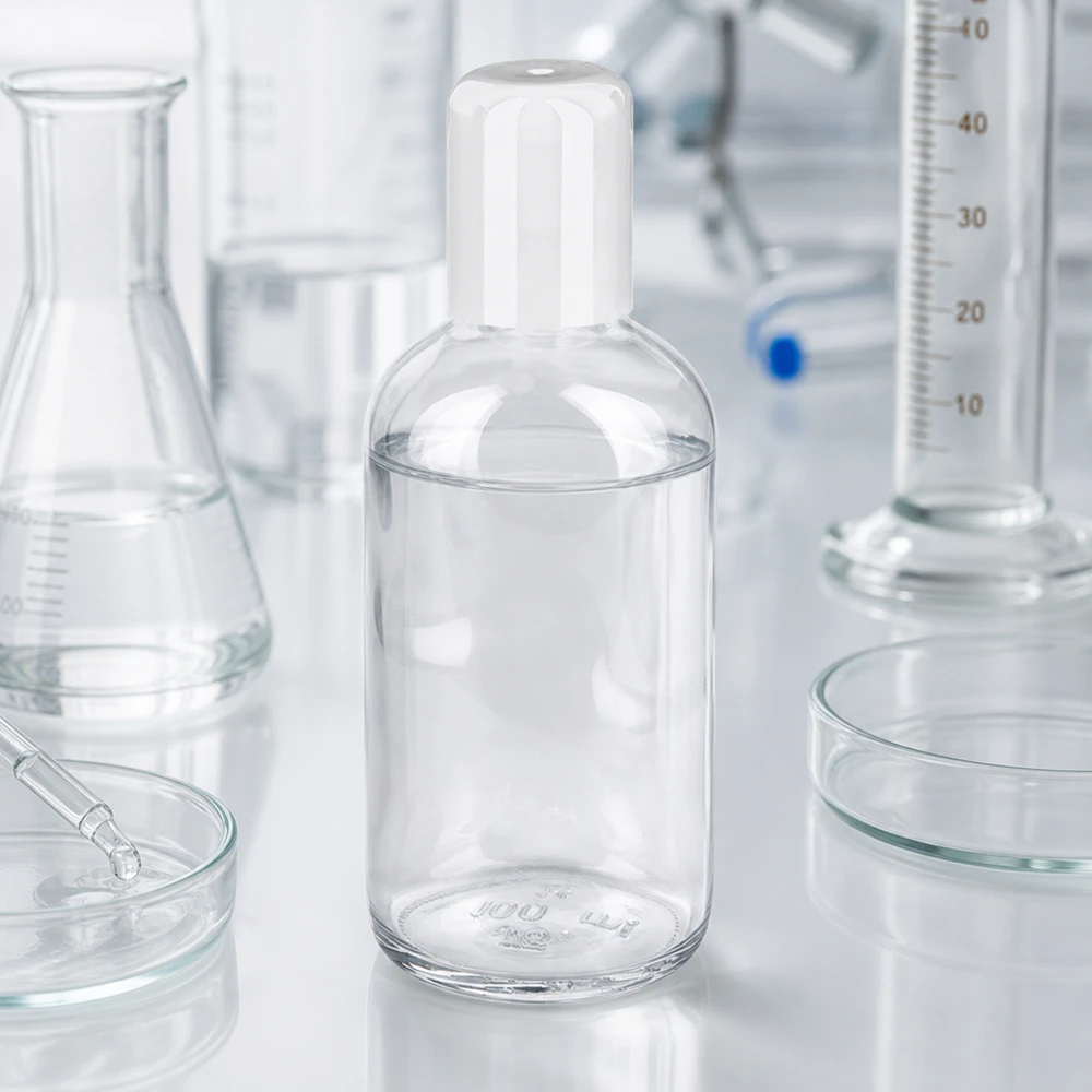 100ml roll-on fles wit STD ClearLine UT18/100 100 ml roll-on-fles ClearLine UT18/100 in een laboratoriumomgeving met maatcilinders en Erlenmeyer-kolven