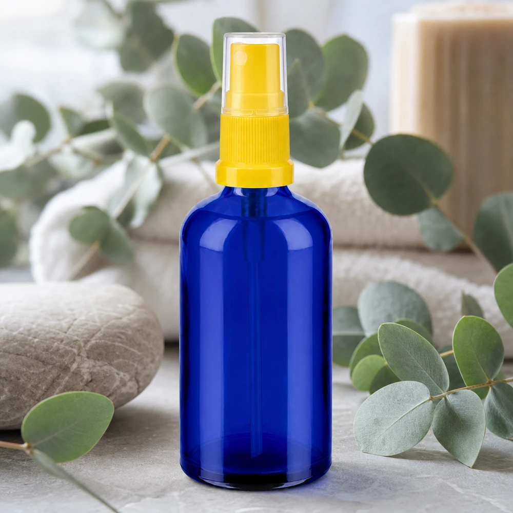 Elegante 100ml sprayflacon in kobaltblauw met ergonomisch geel ontwerp voor natuurlijke cosmetica