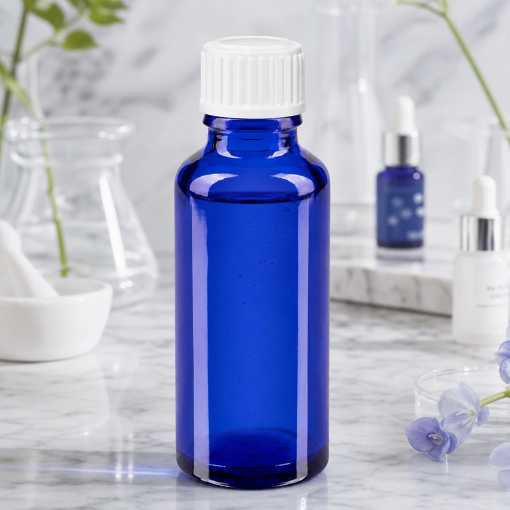 Compacte 30 ml GR STD apothekersfles, blauw met witte kindveilige sluiting – zijaanzicht