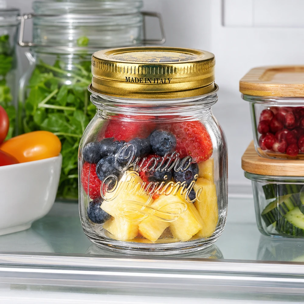 150 ml rond glas "Quattro Stagioni" met deksel 150 ml rond glas Quattro Stagioni met gouden deksel gevuld met bessen en ananas in de koelkast