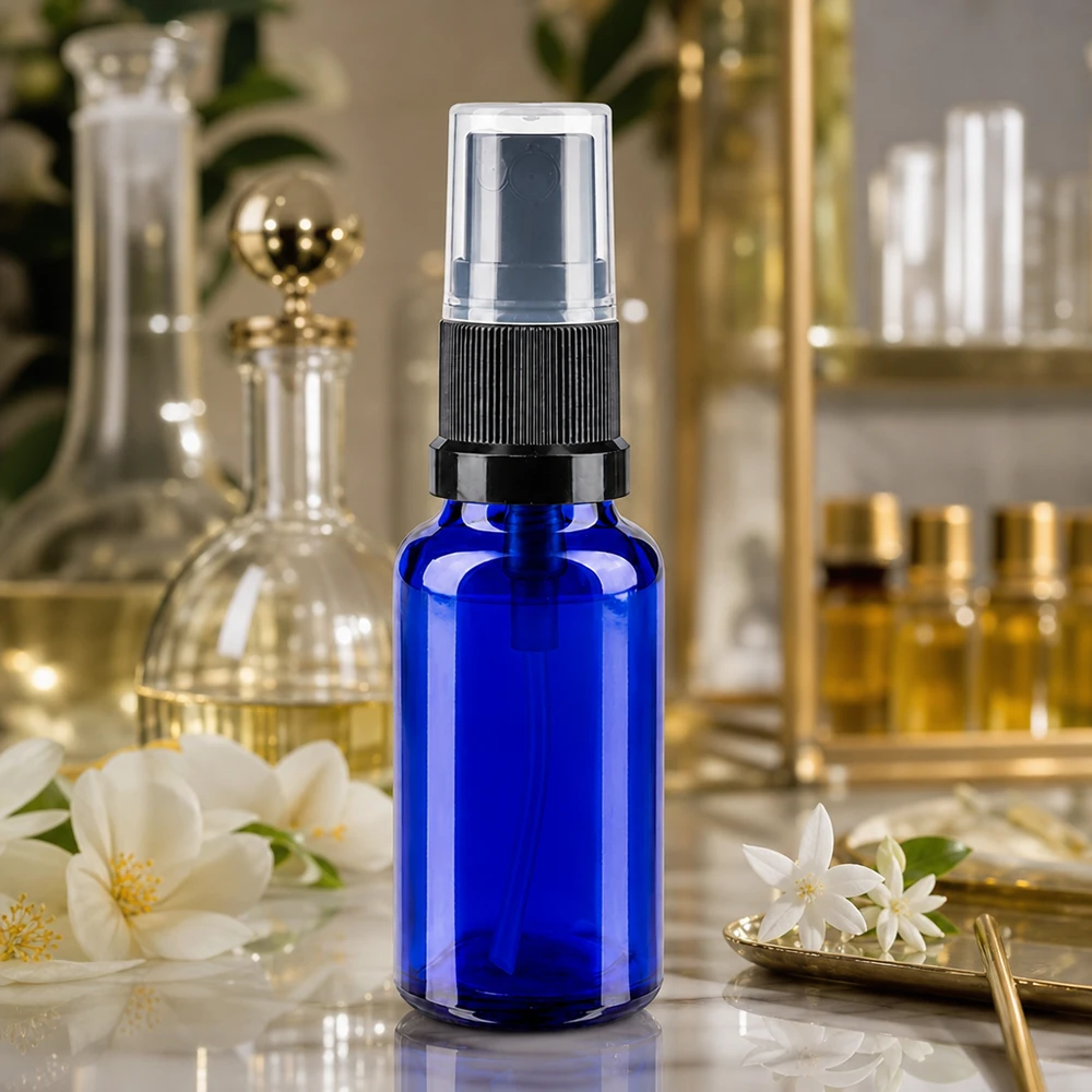 Blauwe glazen flessen 20ml met zwart pompverstuiver Compacte blauwe glazen fles van 20 ml met verstuiver, ideaal voor cosmetica en aromatherapie