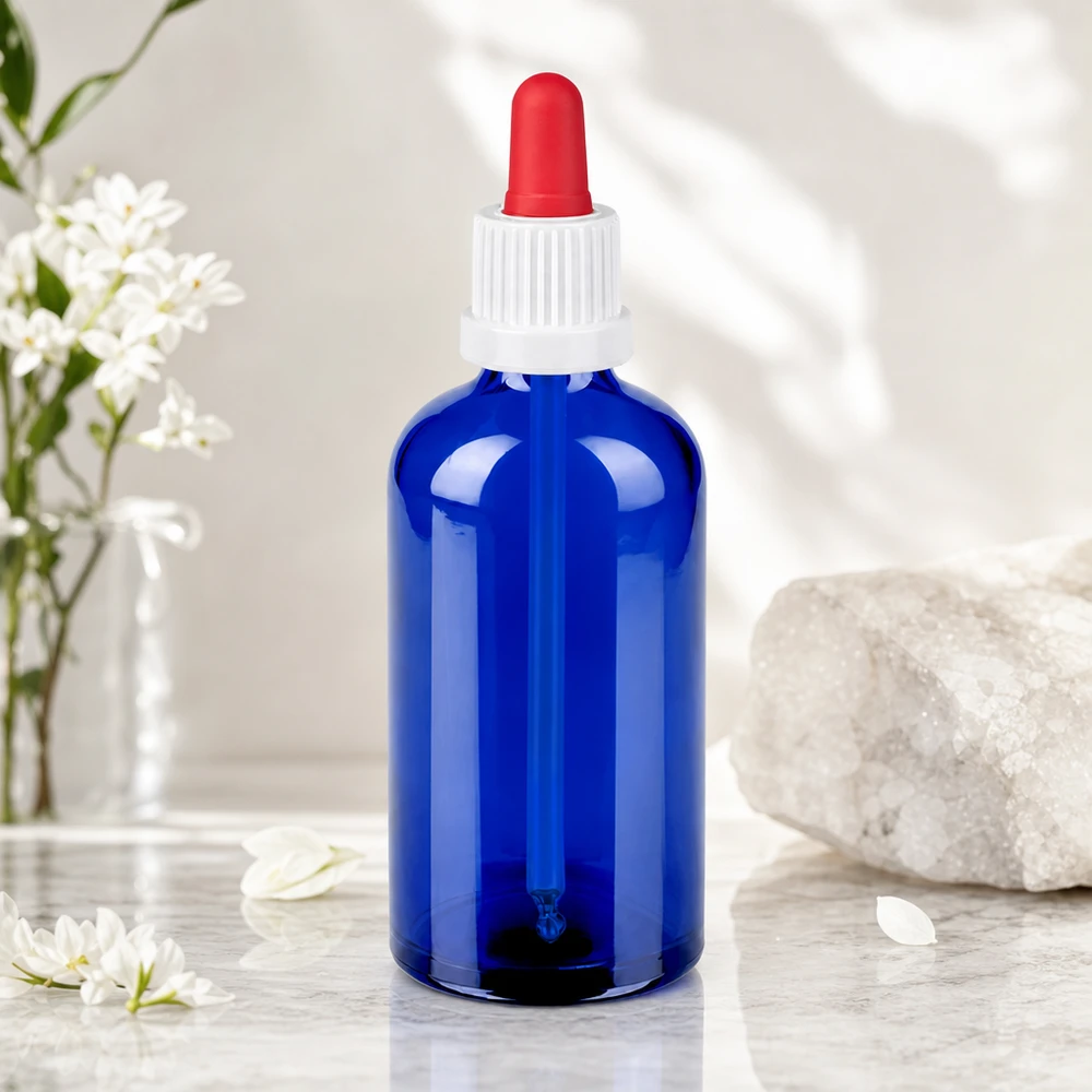 Robuuste 100ml laboratoriumfles van blauw glas met hygiënische witte dop en druppelaar