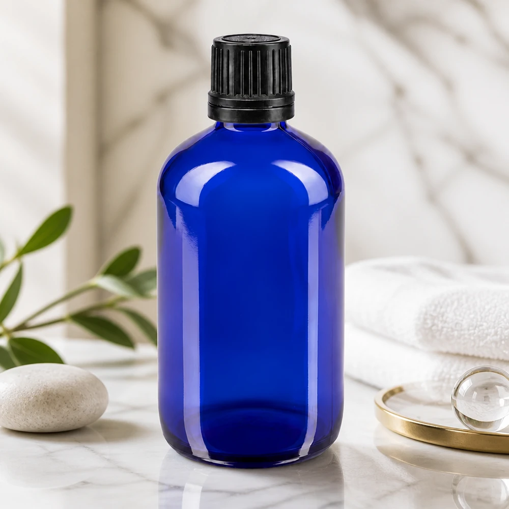 Blauwe glazen fles van 100 ml met zwarte originele dop voor aromatherapie en cosmetica
