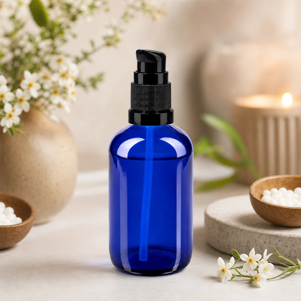 Kleine blauwe serumfles van 100 ml van UV-bestendig glas met een zwarte pompkop voor natuurlijke cosmetica