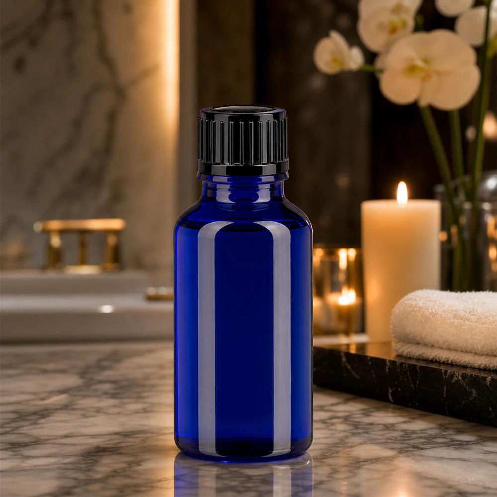 Blauwe glazen flessen 20ml met zwart druppelsluiting 1mm St Kleine blauwe ronde fles van 20 ml van ApoGlas met een zwarte dop in een spa-sfeer