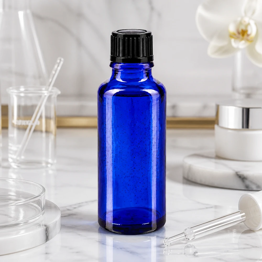 Blauw apothekersflesje van 30 ml met kindveilige sluiting naast een glazen staafje en een orchidee