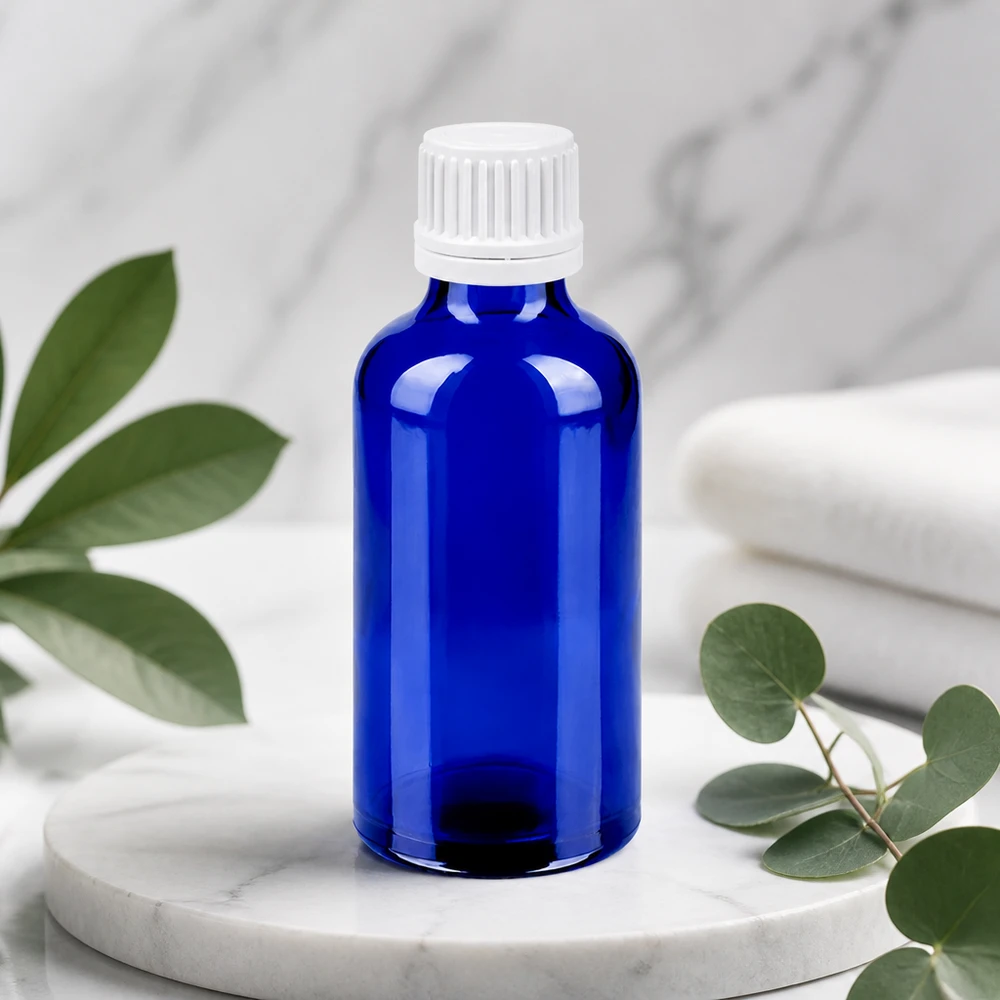 Stijlvolle blauwe fles van 50 ml met wit deksel, ideaal voor natuurlijke wellnessproducten