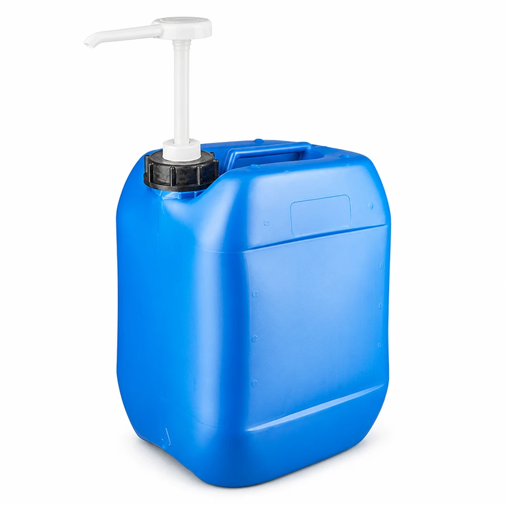 Stevige industriële jerrycan met een inhoud van 10 liter en een handige handpomp, in het wit