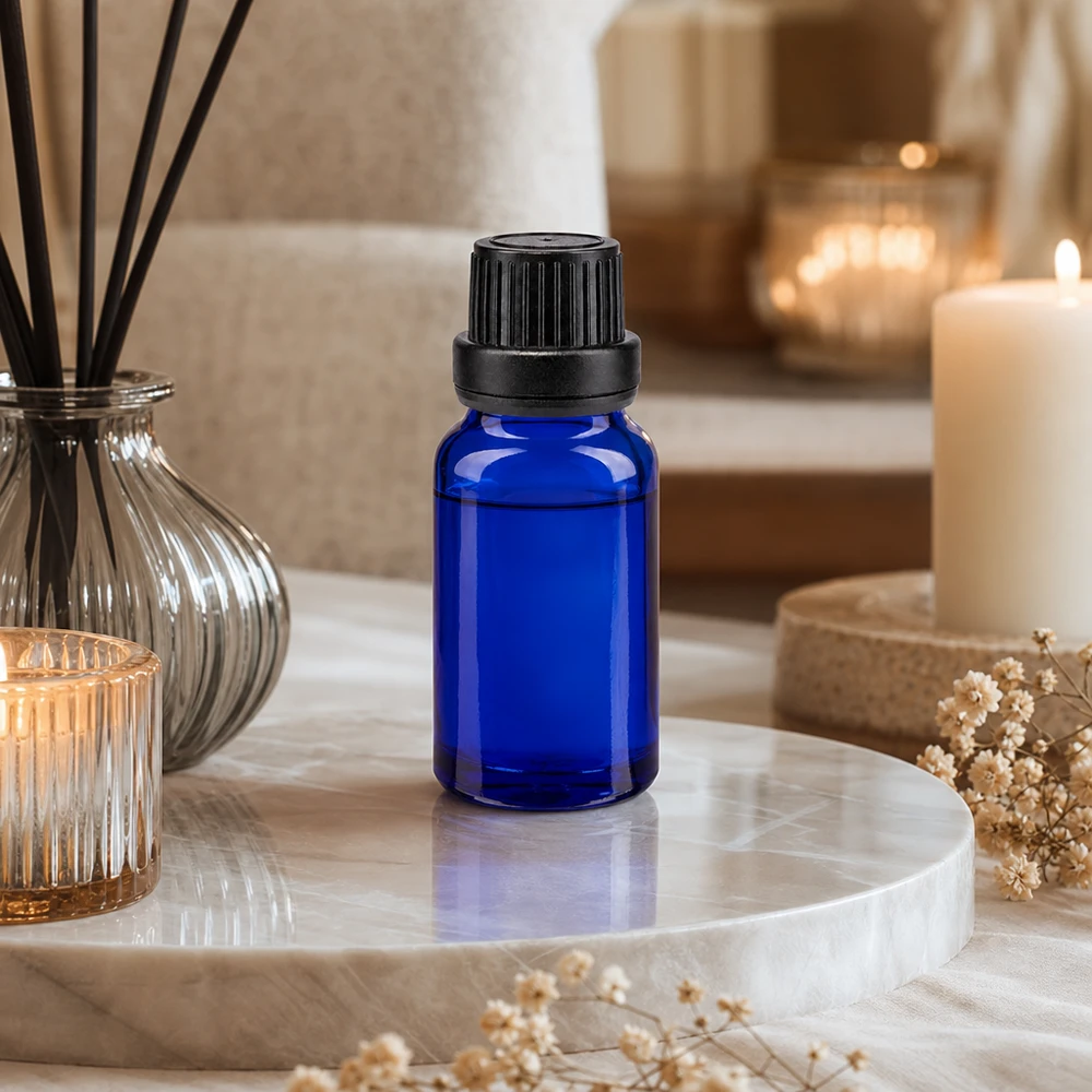 Donkerblauwe apothekersfles van 10 ml met zwarte originaliteitssluiting beschermt lichtgevoelige oliën