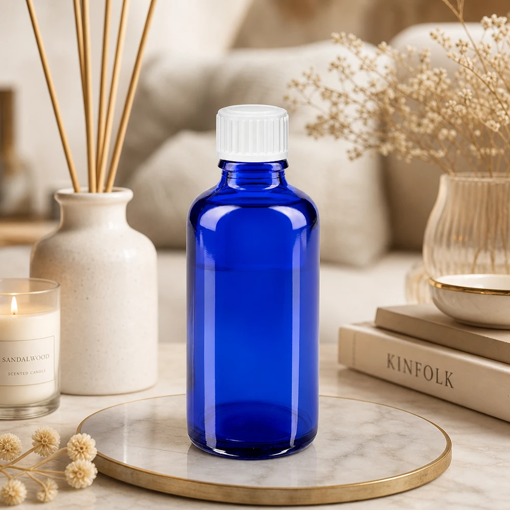 Kobaltblauwe fles van 50 ml van ApoGlas met witte schroefdop op een decoratief dienblad