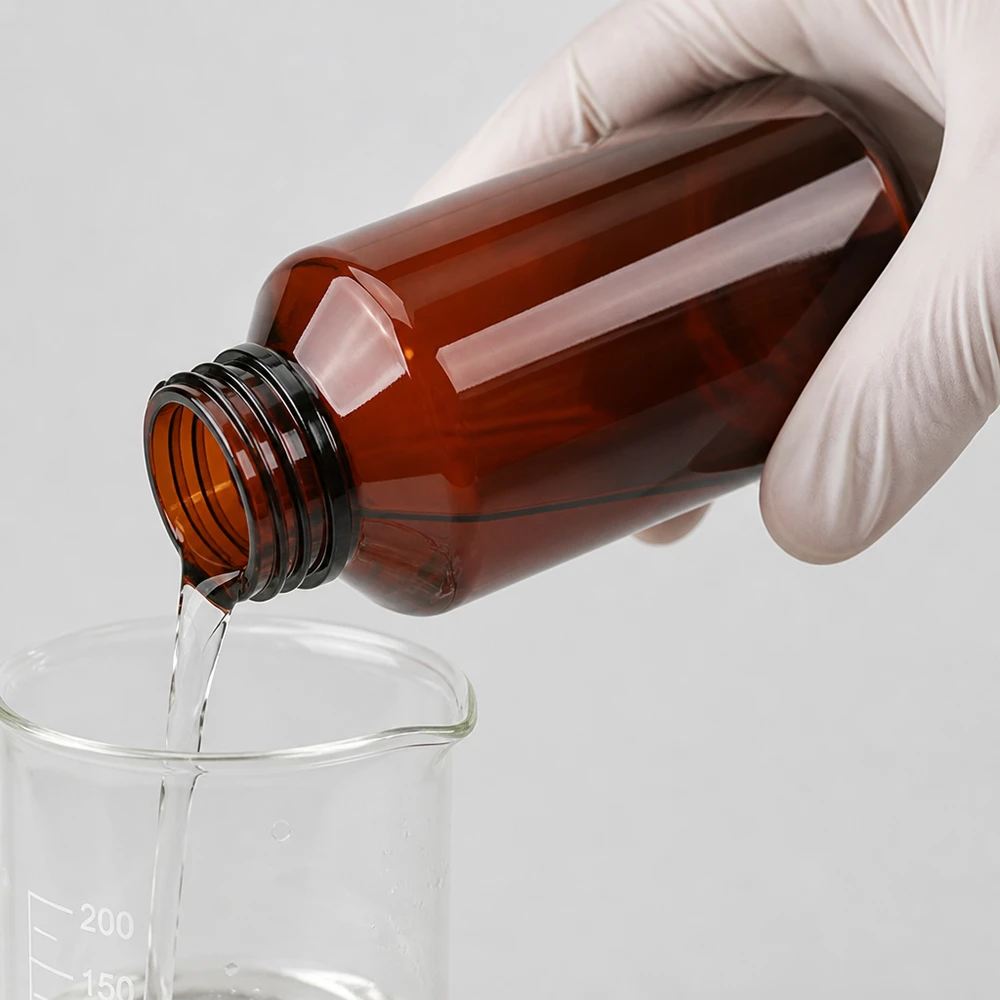 50 ml PET medicijnfles met verstuiver zwart GCMI 28/410 incl. dop transparant, standaard Chemikalienbeständige 100ml Braunglasflasche aus PET mit OV Schraubverschluss im Einsatz