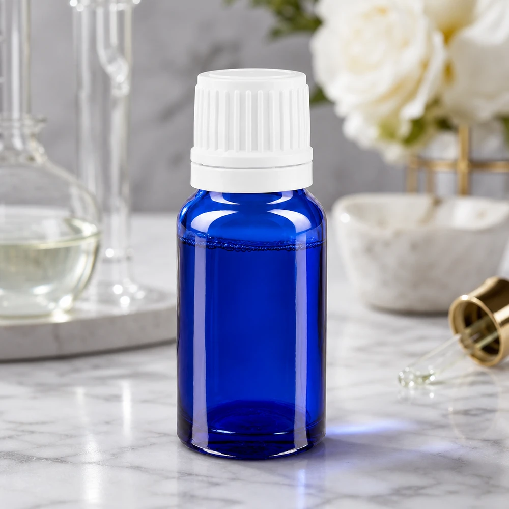 Blauw farmaceutisch glazen flesje van 10 ml met witte originaliteitssluiting en precisiedruppelaar