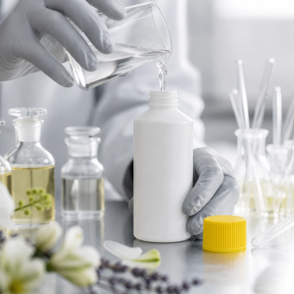 HDPE-apotheekflesje van 50 ml, wit met gele dop, voor de productie van cosmetische producten