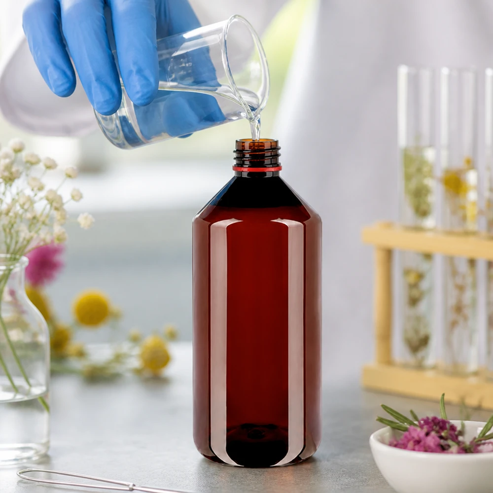 1000ml PET-fles met wit/rode OV-dop Professionele afvulling in bruine PET-flessen van 1000 ml met OV-sluiting; laboratoriumomgeving: plantkunde