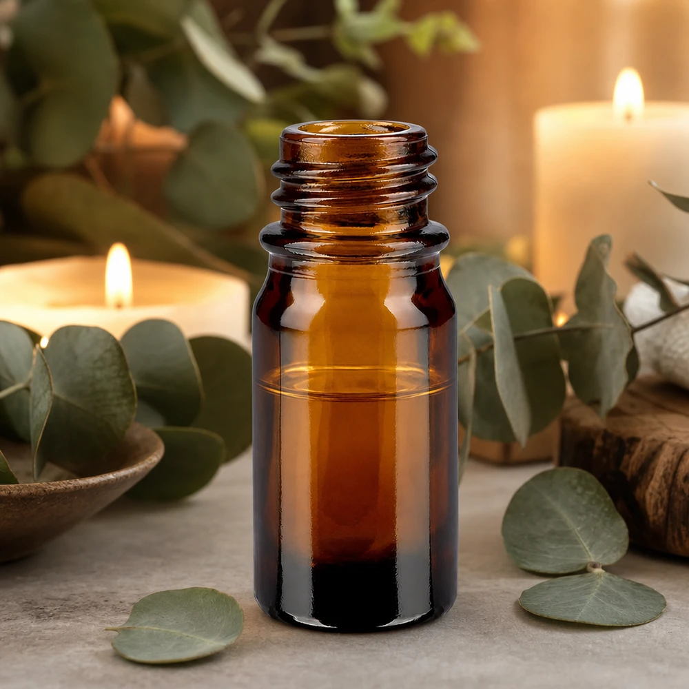 5 ml bruin apothekersflesje ApoGlas met eucalyptusblaadjes en kaarsen voor ontspannende aromatherapie