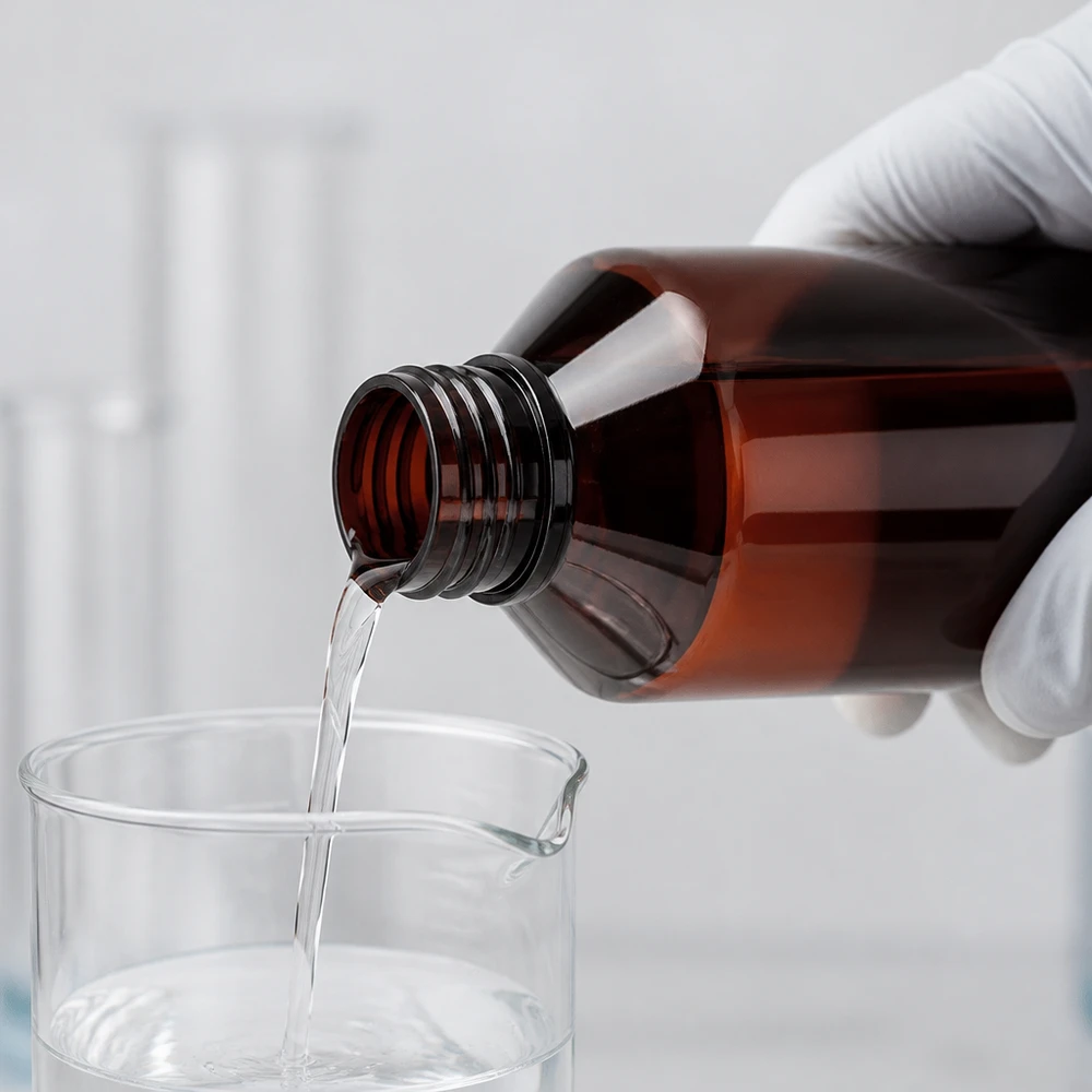 PET fles 750ml met groene verzegelstop Omgang met een bruine PET-fles van 750 ml met lichtbescherming bij het overgieten van chemische vloeistoffen