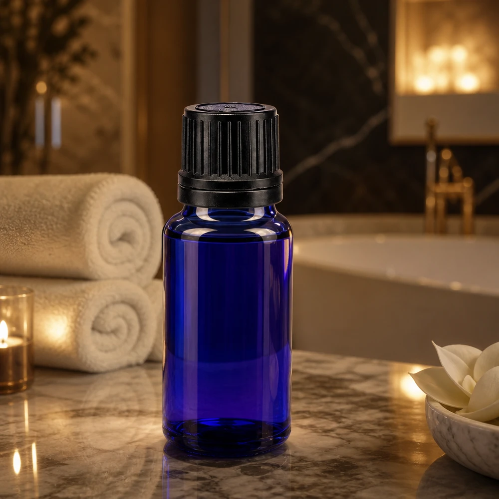 Kleine blauwe glazen fles van 20 ml met UV-bescherming en een zwarte OV-dop in een wellness-omgeving