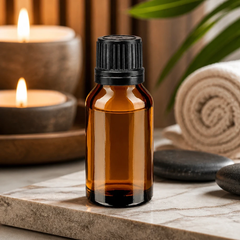 Apothekersflesje van 15 ml, bruin glas, met doseerhulp, in een wellness-sfeer met handdoeken