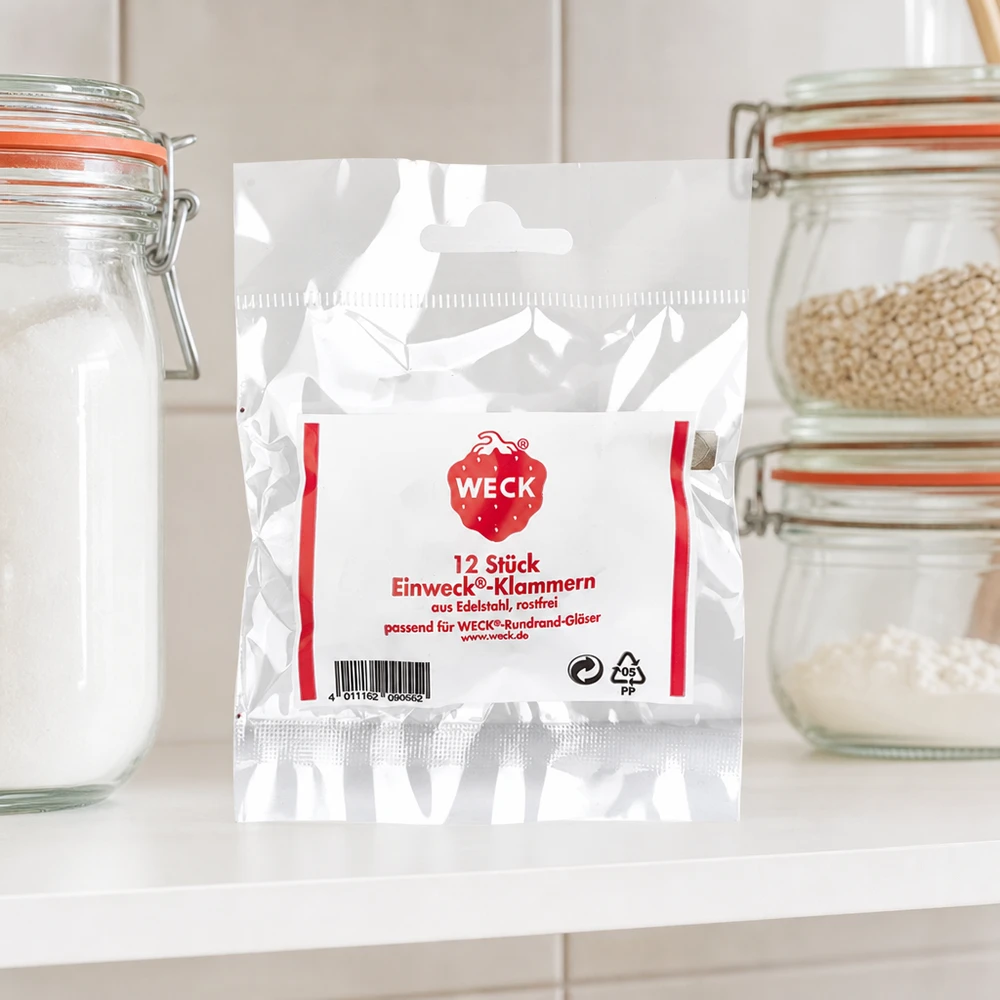 WECK klemt productverpakking in keuken tussen voorraadpotten met graanmeel op wit werkblad keukensfeer