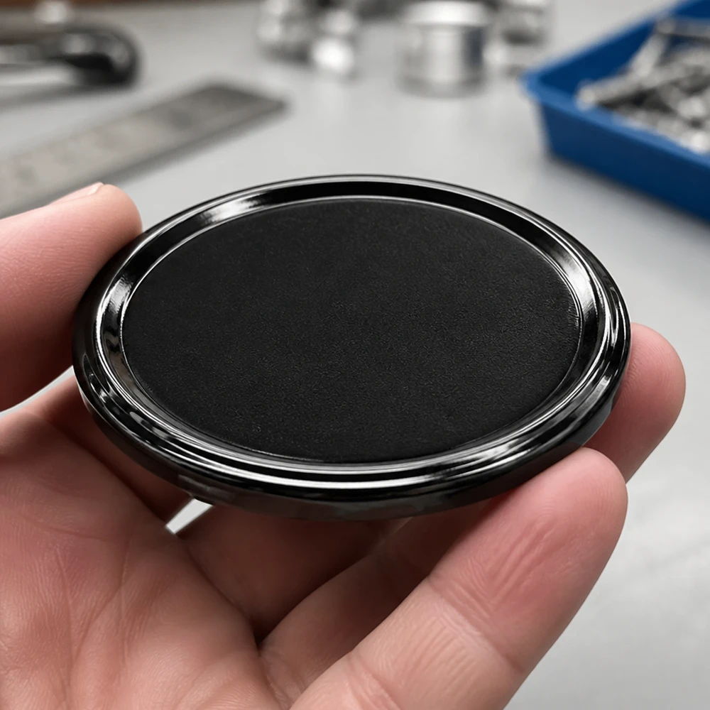 BasicSeal TO58 58 mm deksel zwart UNiTWIST Maatvergelijking in een mannenhand