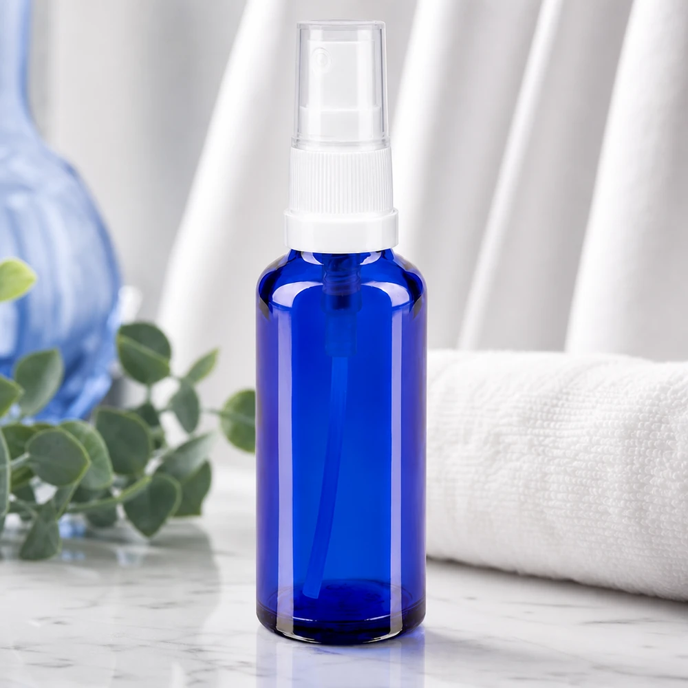 Blauwe glazen flessen 10ml met zwart pompverstuiver Compacte blauwe glazen spuitfles van 10 ml met fijne verstuiver voor huidverzorging