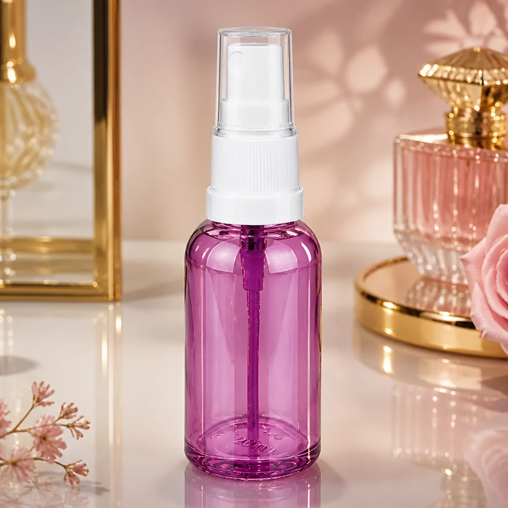 Hoogwaardige glazen fles van 30 ml met verstuiver in een trendy violette look voor natuurlijke cosmetica