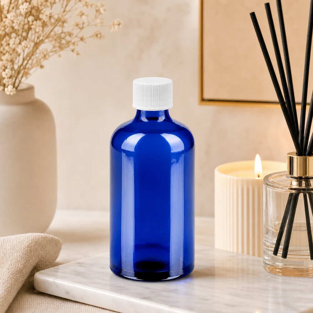 Robuuste 100 ml fles van blauw glas met lekvrije witte schroefdop