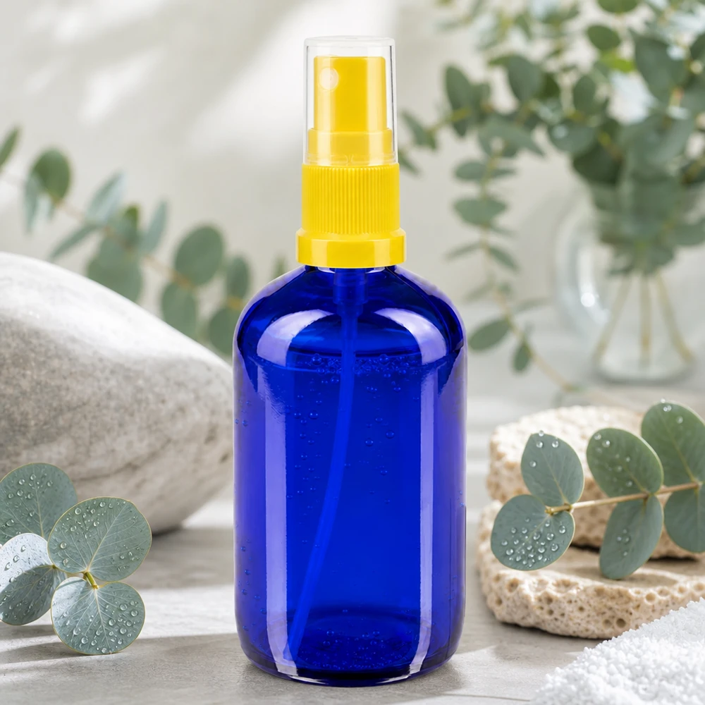 Kleine blauwe glazen verstuiverfles van 100 ml met fijne verstuiver voor gezichtslotion en tonic