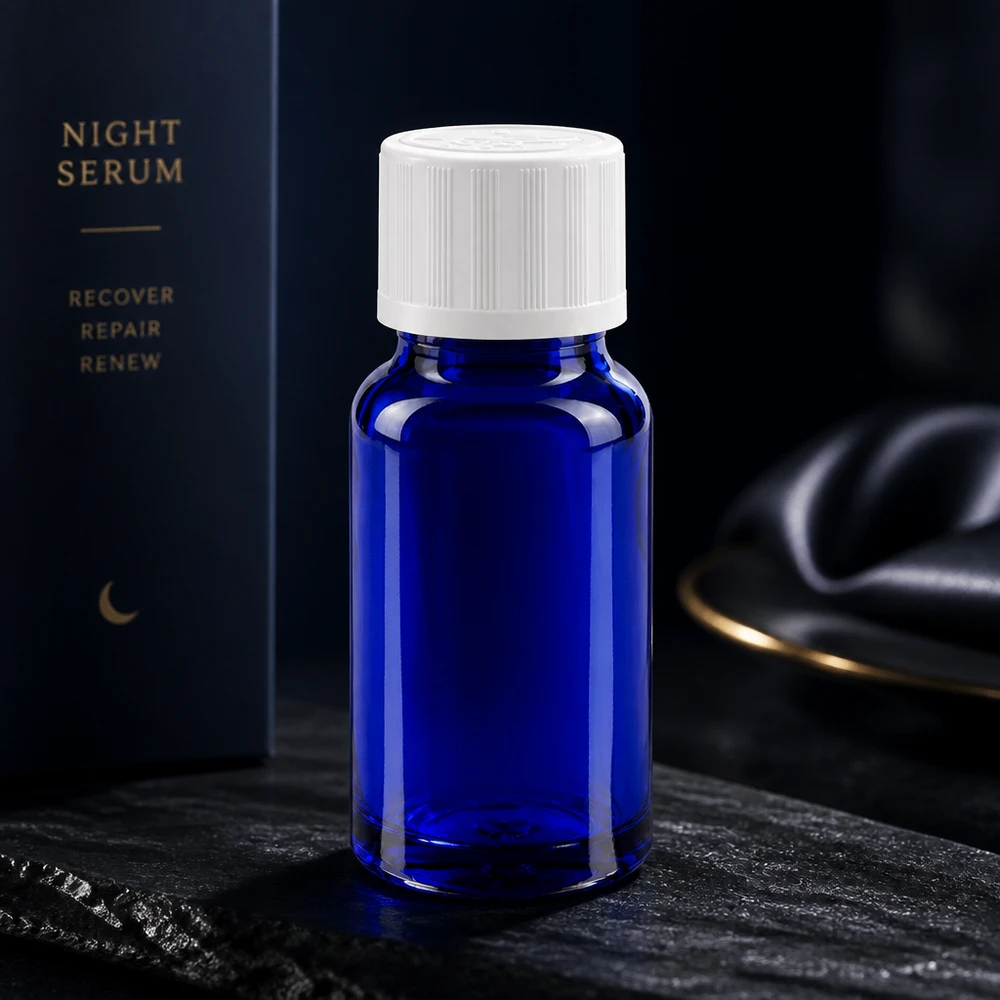 Blauwe glazen flessen 10ml met wit sluiting KiSi St Cilindrisch blauw glazen flesje van 10 ml met een witte kindveilige dop in een donkere omgeving