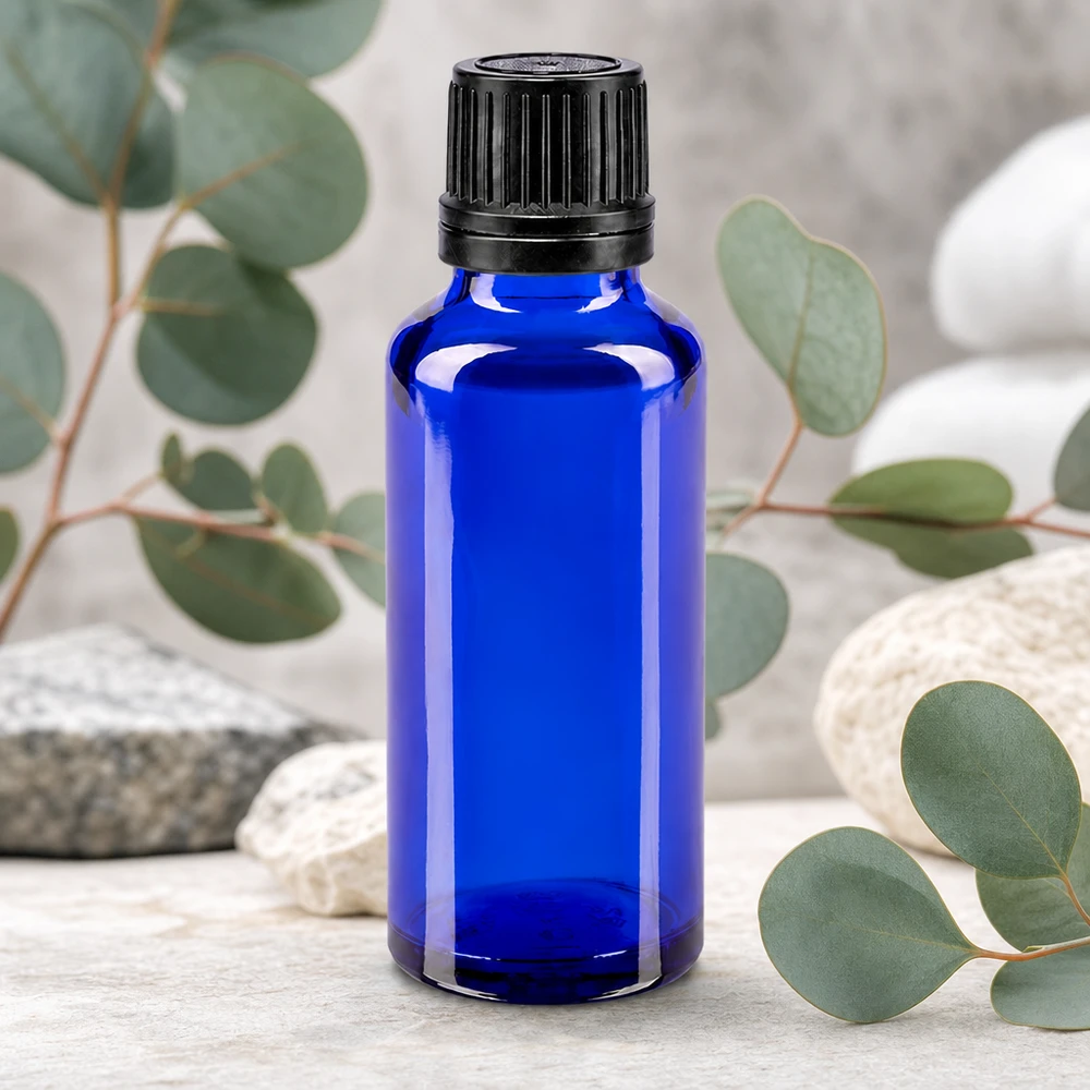 Lichtbestendige fles van 30 ml van blauw glas met een geribbelde OV-dop, geschikt voor etherische oliën