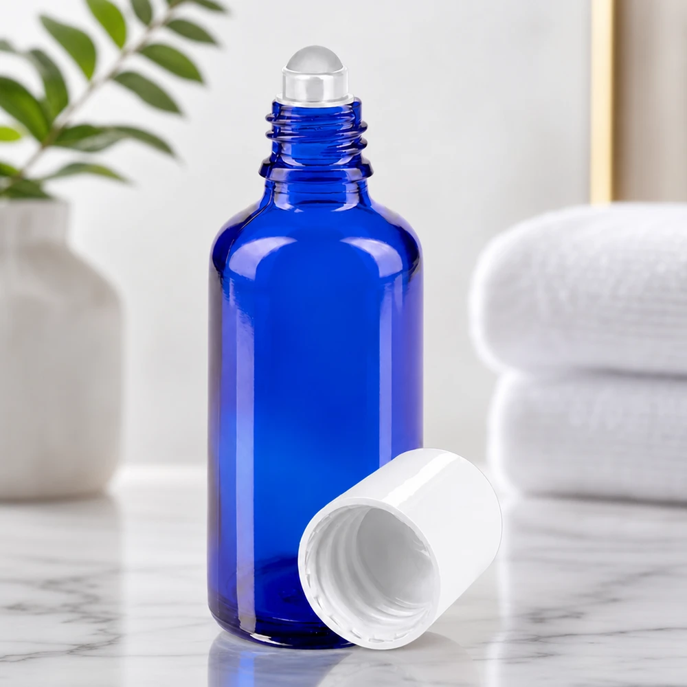 Apothekersflesje blauw 50ml roll-on cap wit Kobaltblauwe navulfles van 50 ml met roll-on-mechanisme en witte dop voor cosmetische toepassingen