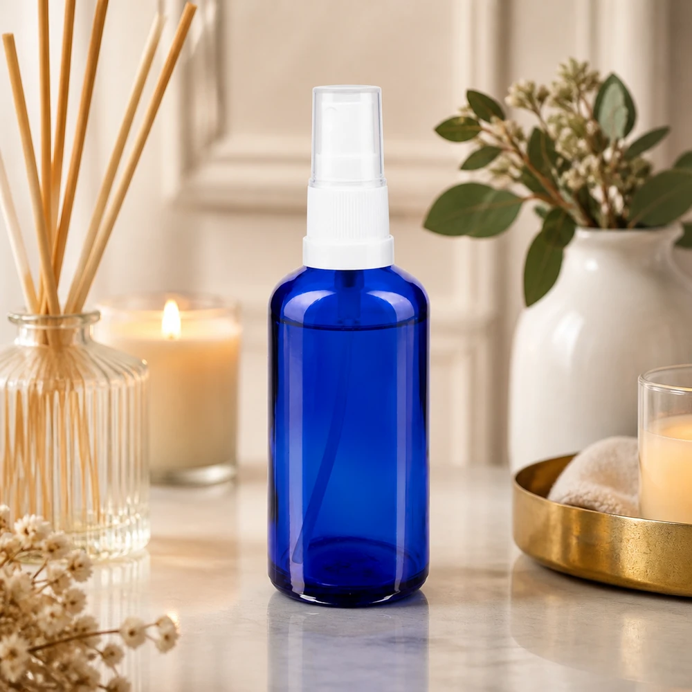 Blauwe glazen flessen 50ml met wit pompverstuiver Blauwe apothekersglazen spuitfles van 50 ml met transparante pompkop in spa-stijl