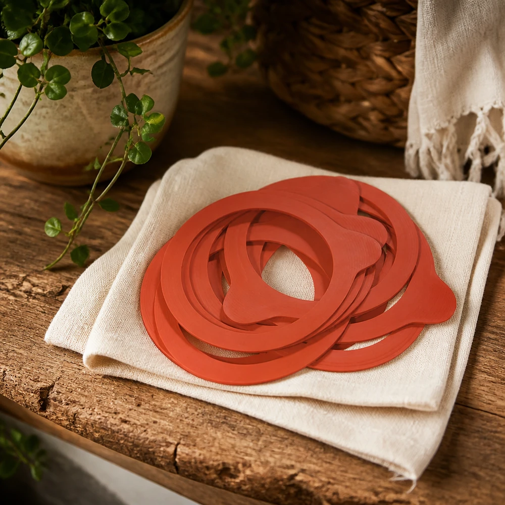 Weck-ring RR60 Inmaakringen RR60 natuurrubber oranje op linnen doek rustieke houten tafel met plant natuurlijke keukensfeer