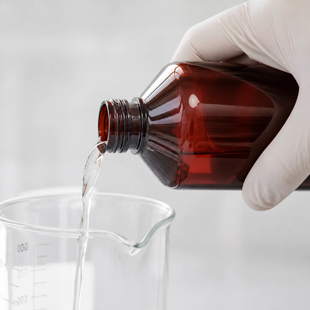 PET-kunststof fles van 500 ml, amberkleurig, voor het doseren van vloeistoffen in een wetenschappelijk laboratorium