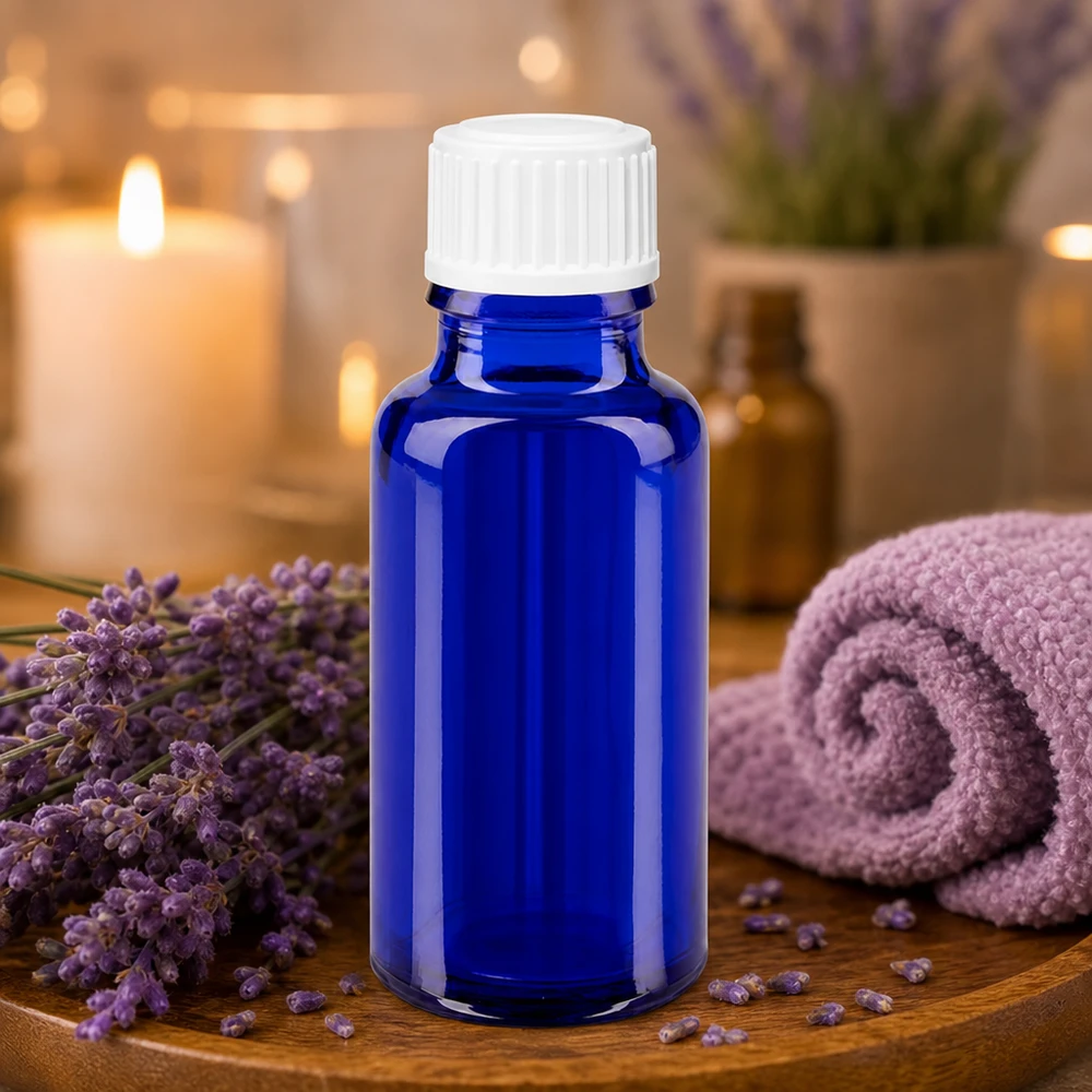 Blauwe glazen flessen 20ml met wit schroefsluiting globuli uitgietring St Aromatherapie-glazen flesje van 20 ml in blauw met een witte druppeldop van 3 mm en lavendel