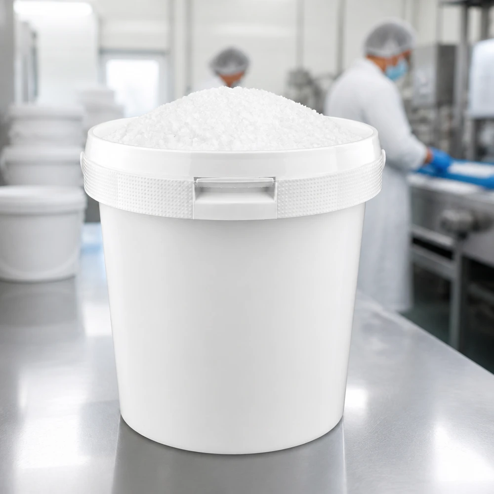 Lichte witte emmer van 2,5 l van PP met een deksel met kliksluiting voor het veilig bewaren van poeder