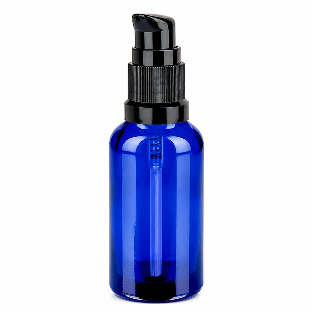 Slanke blauwe pompfles met een inhoud van 30 ml en zwarte doseerknop voor vloeistoffen