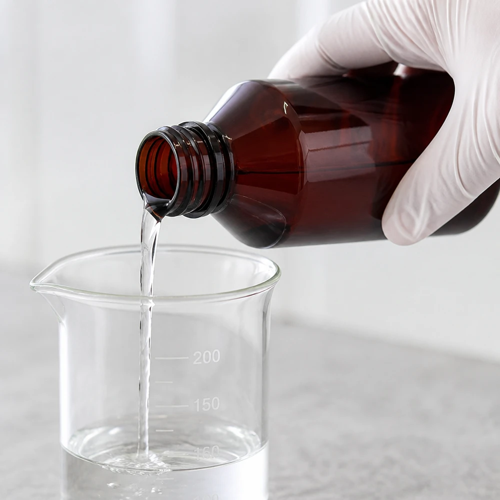 PET-fles 750 ml met verstuiver wit Bruine, lichtwerende PET-fles van 750 ml voor gevoelige vloeistoffen en formuleringen